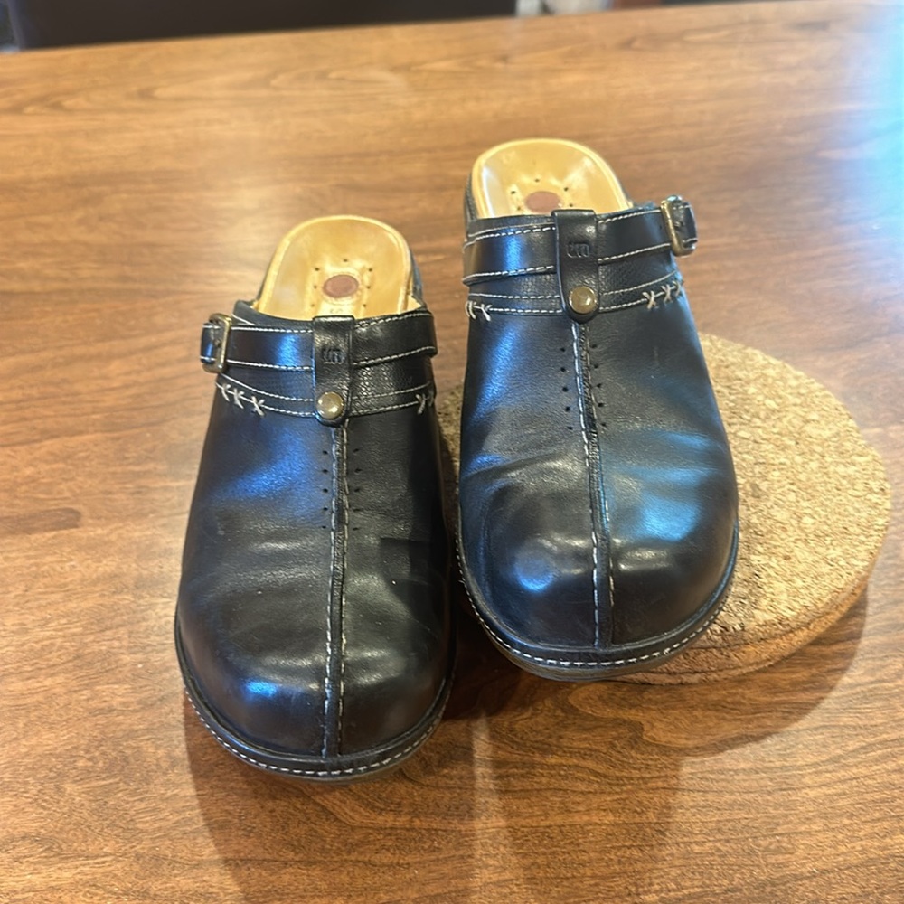 Unstructured Clarks Clogs Size 8.5 - image 2